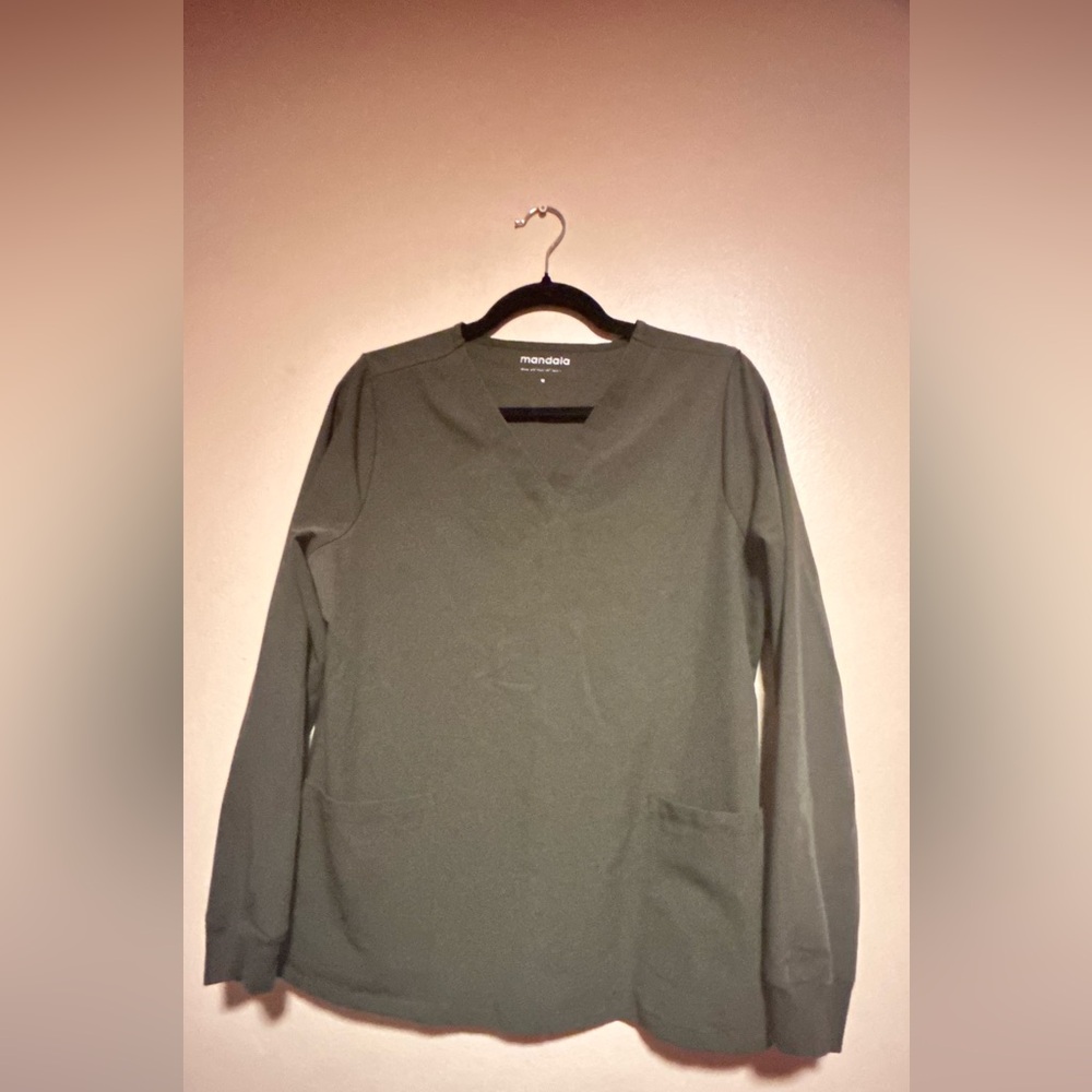 Women ‘s olive jogger scrubs